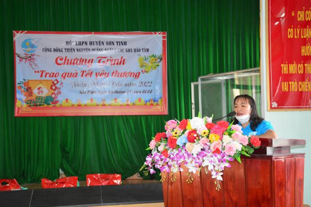 Hội LHPN huyện Sơn Tịnh tổ chức chương trình “Trao quà Tết yêu thương” Xuân Nhâm Dần 2022