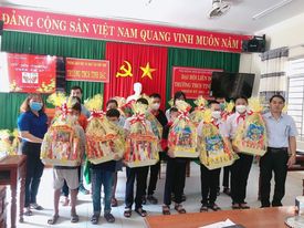 Trao quà cho học sinh trường THCS xã Tịnh Bắc có hoàn cảnh khó khăn