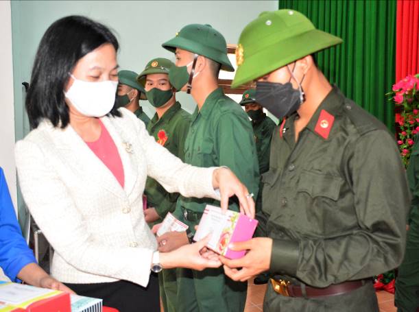 Đồng chí Lê Na - Tỉnh ủy viên, Chủ tịch Hội LHPN tỉnh đến thăm, động viên tân binh huyện Sơn Tịnh trước ngày lên đường nhập ngũ