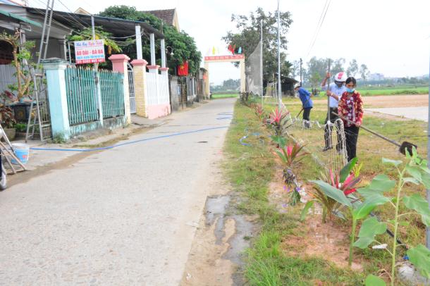Hội LHPN huyện Sơn Tịnh ra quân trồng cây xanh và hoa ven đường