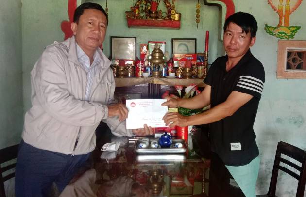 Ủy ban MTTQVN huyện Sơn Tịnh trao 20 triệu đồng cho gia đình anh Nguyễn Văn Ánh xã Tịnh Sơn