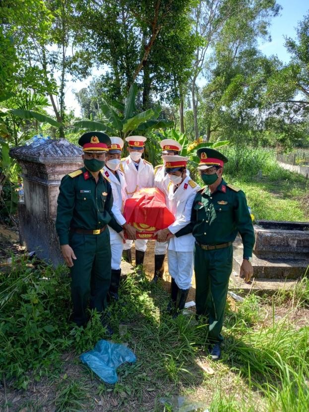 Ban CHQS huyện Sơn Tịnh: Cất bốc, ang táng hài cốt liệt sĩ