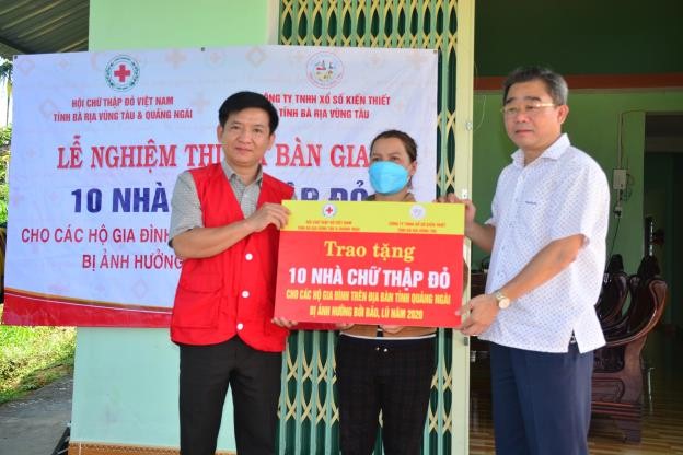 Bàn giao 10 nhà chữ thập đỏ cho các hộ gia đình nghèo ở huyện Sơn Tịnh