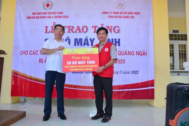 Hội Chữ thập đỏ tỉnh Bà Rịa - Vũng Tàu phối hợp với Hội Chữ thập đỏ tỉnh Quảng Ngãi tổ chức lễ trao tặng 20 bộ máy vi tính tại huyện Sơn Tịnh