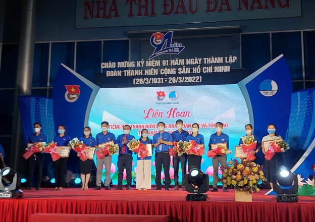 Tỉnh đoàn tuyên dương 2 cán bộ Đoàn tiêu biểu ở huyện Sơn Tịnh và khen thưởng các phong trào của Huyện đoàn