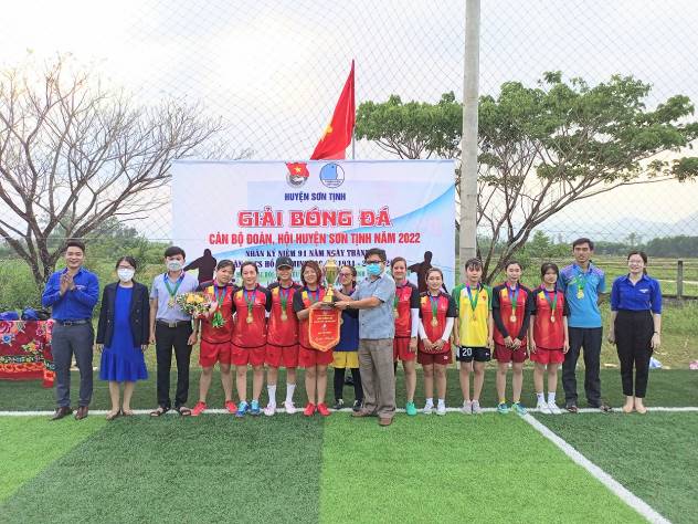 Huyện đoàn Sơn Tịnh bế mạc Giải bóng đá mini nữ cán bộ đoàn, hội năm 2022