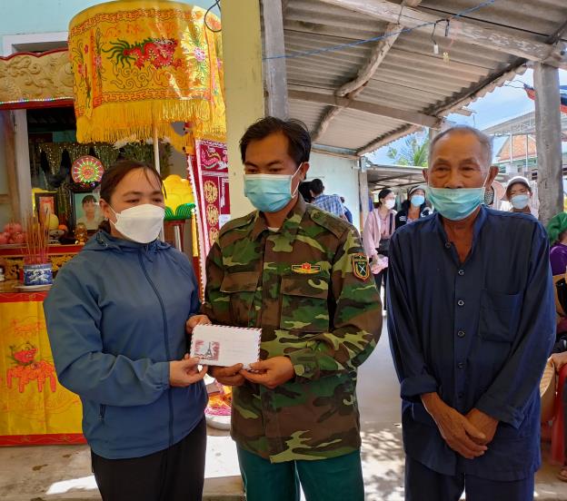 Sơn Tịnh: Thăm, trao tặng hơn 64 triệu đồng hỗ trợ gia đình bị tai nạn giao thông