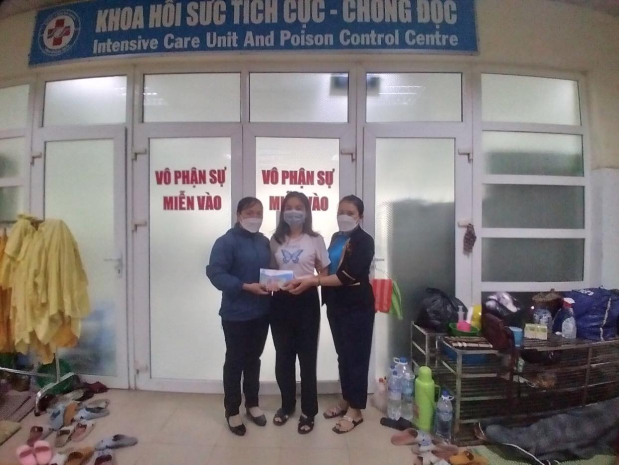 Hội LHPN huyện Sơn Tịnh thăm hỏi, tặng quà cho trường hợp phụ nữ có hoàn cảnh thương tâm
