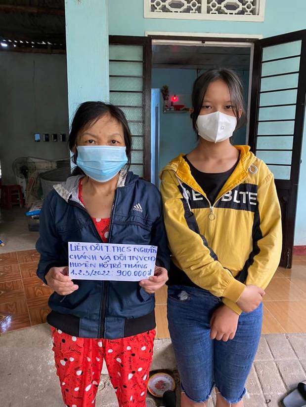 Hội Chữ thập đỏ huyện Sơn Tịnh trao tiền hỗ trợ hàng tháng cho các em mồ côi