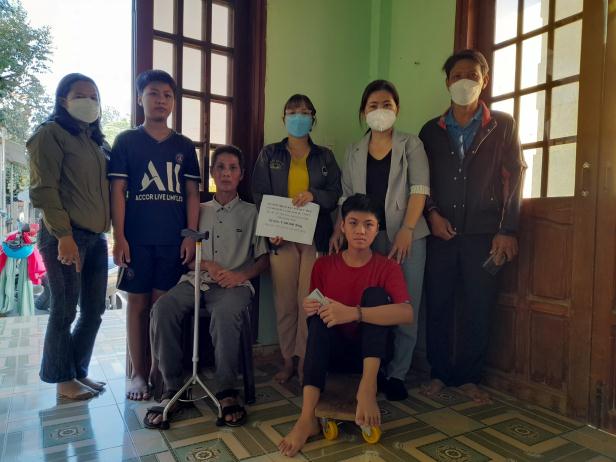 Trao tặng 9,3 triệu đồng hỗ trợ 2 em bị bệnh máu khó đông ở xã Tịnh Sơn