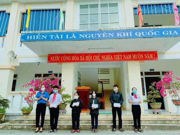 Đoàn xã Tịnh Bắc tổ chức trao tặng 10 suất quà cho học sinh có hoàn cảnh khó khăn, vượt khó trong học tập