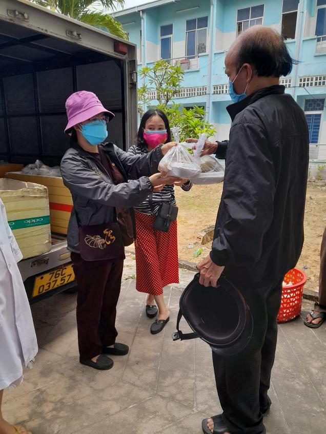 Ấm tình người qua những suất cơm chay từ thiện đến với bệnh nhân nghèo ở huyện Sơn Tịnh