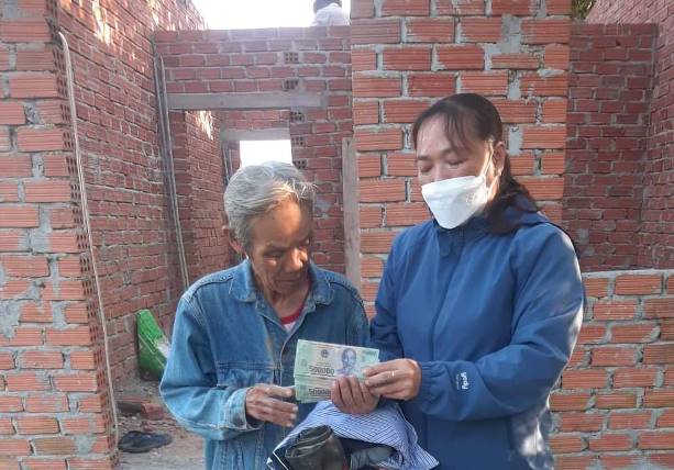Hội LHPN huyện Sơn Tịnh trao tiền hỗ trợ giúp hộ nghèo