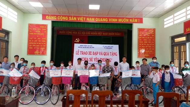 Sơn Tịnh: Nhóm thiện nguyện những người bạn Sài Gòn trao xe đạp tại xã Tịnh Đông