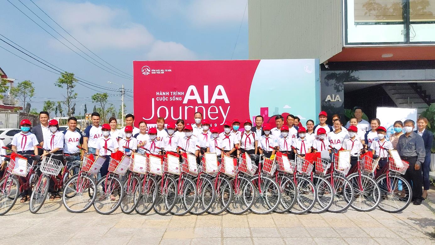 Trao tặng 20 chiếc xe đạp cho học sinh có hoàn cảnh đặc biệt khó khăn ở huyện Sơn Tịnh