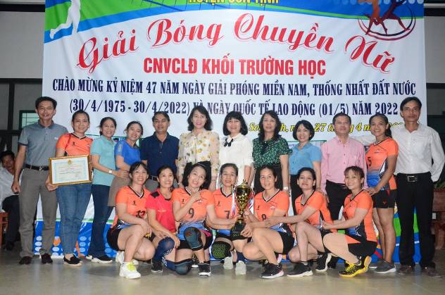 Sơn Tịnh bế mạc giải bóng chuyền nữ công nhân viên chức lao động khối trường học