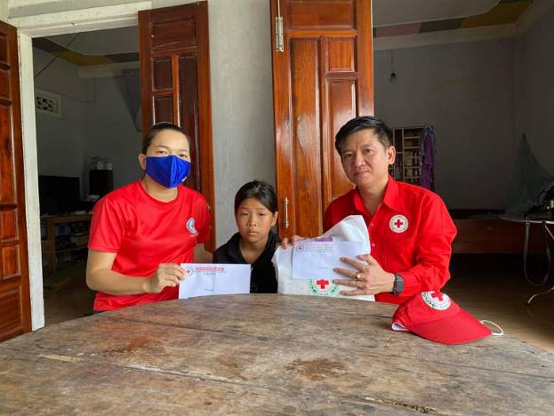Hội Chữ thập đỏ tỉnh thăm, tặng quà cho trẻ có hoàn cảnh đặc biệt khó khăn tại xã Tịnh Hiệp