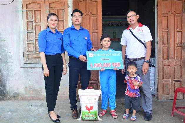 Hội từ thiện Cà phê Suối Mơ, tỉnh Vĩnh Long trao quà cho học sinh khó khăn