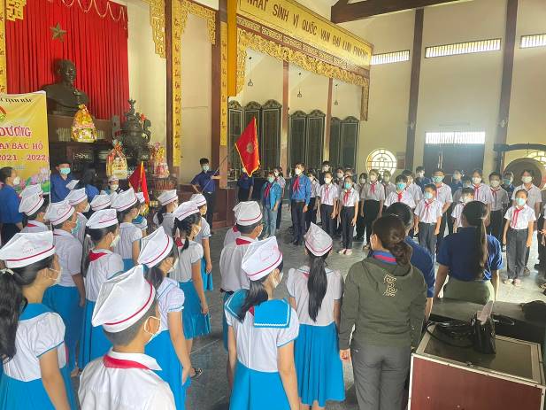 Trường Tiểu học xã Tịnh Bắc tổ chức tuyên dương cháu ngoan Bác Hồ nhân dịp kỷ niệm 132 năm Ngày sinh Chủ tịch Hồ Chí Minh