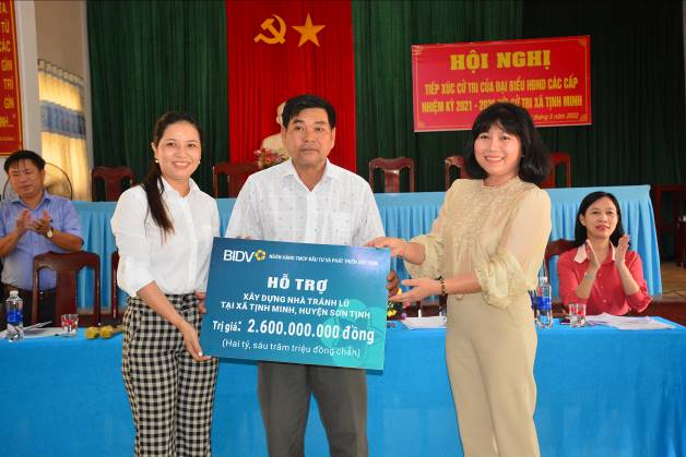 Tổ đại biểu HĐND tỉnh tại huyện Sơn Tịnh trao tặng 2,6 tỷ đồng xây dựng nhà tránh lũ cho xã Tịnh Minh