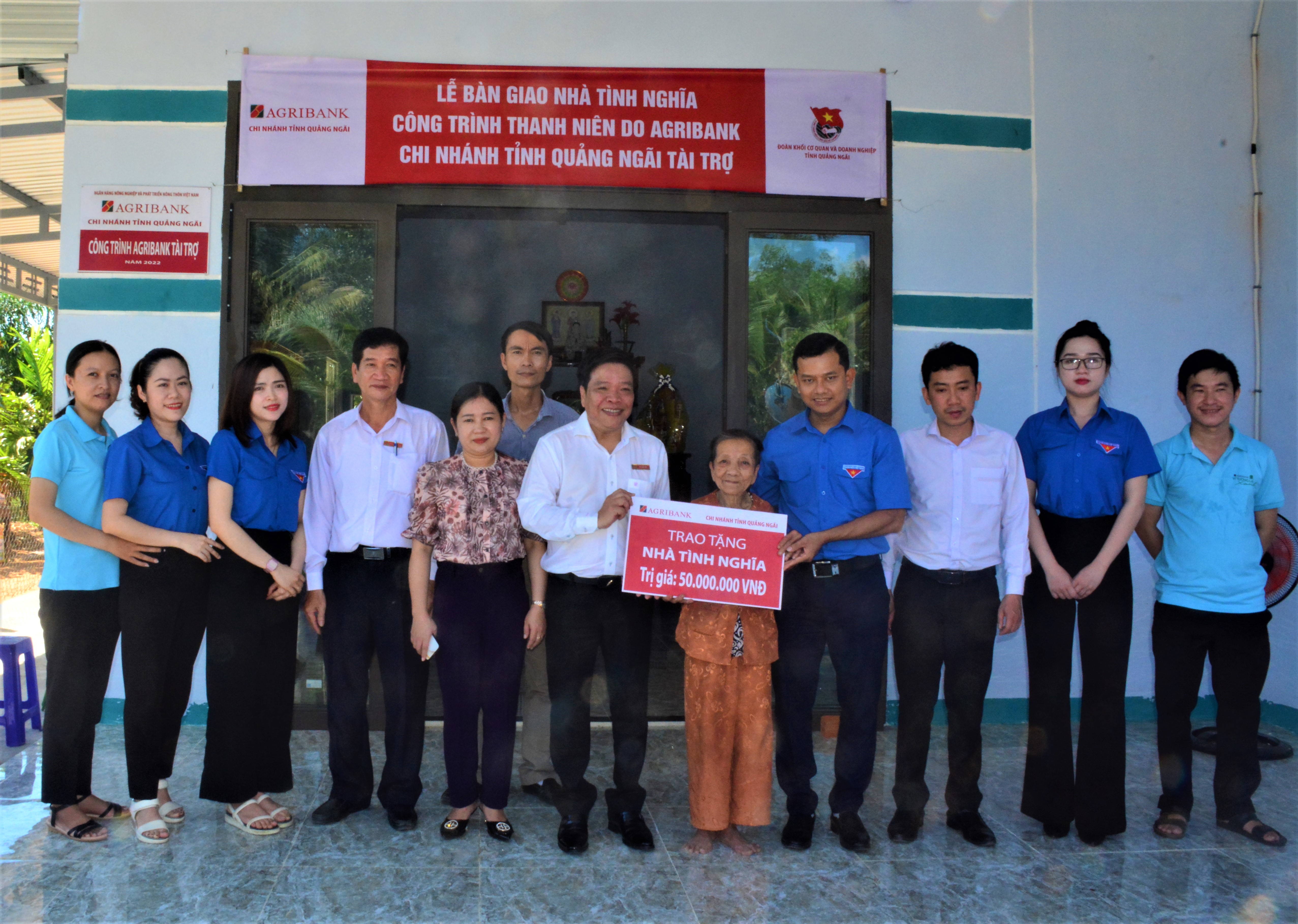 Đoàn thanh niên Agribank Quảng Ngãi trao tặng nhà tình nghĩa