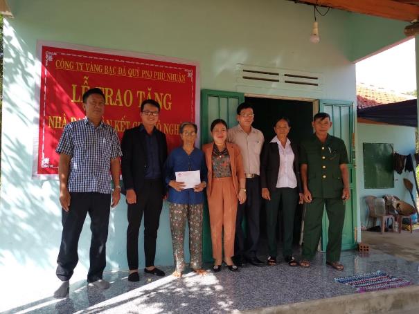 Ủy ban MTTQ Việt Nam huyện Sơn Tịnh trao tặng nhà Đại đoàn kết cho hộ nghèo, neo đơn