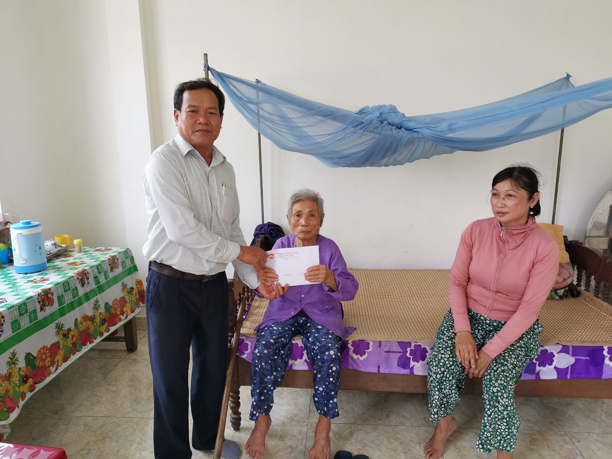 Ủy ban MTTQ Việt Nam huyện Sơn Tịnh trao tiền hỗ trợ làm nhà ở cho hộ nghèo tại xã Tịnh Sơn