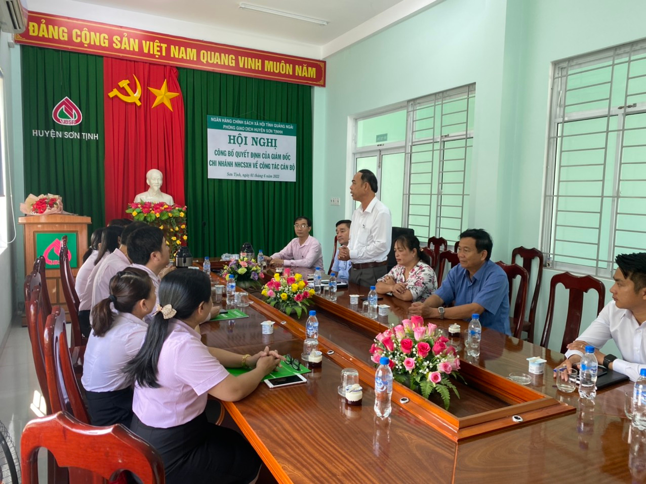 Ngân hàng Chính sách xã hội tỉnh Quảng Ngãi tổ chức Hội nghị công bố các Quyết định về công tác cán bộ tại Phòng giao dịch huyện Sơn Tịnh.