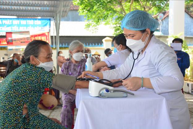 Sơn Tịnh: Khám bệnh, cấp thuốc miễn phí cho người nghèo