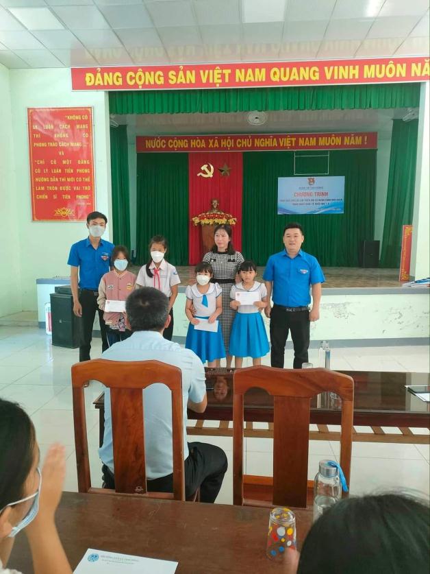 Đoàn xã Tịnh Đông trao 4 suất học bổng cho trẻ em có hoàn cảnh khó khăn