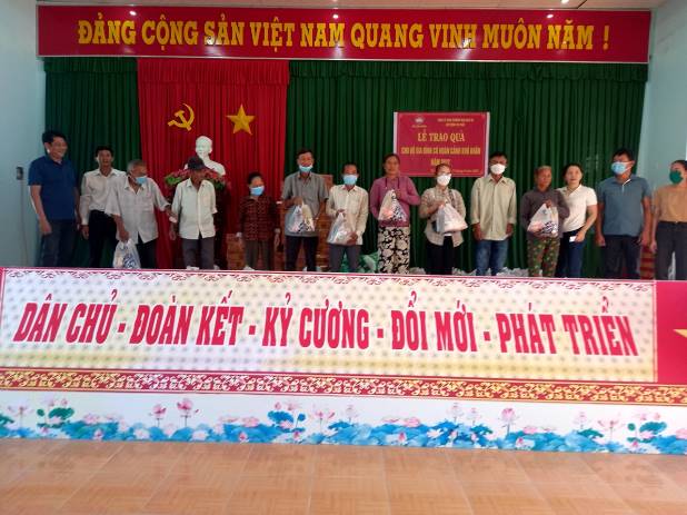 Ủy ban MTTQVN xã Tịnh Bình trao quà cho gia đình khó khăn