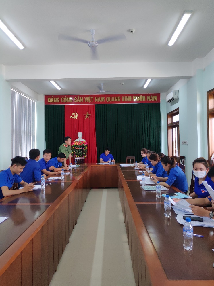 Đoàn Thanh niên Công an huyện Sơn Tịnh phối hợp với Huyện Đoàn tổ chức buổi tuyên truyền Đề án 06/CP