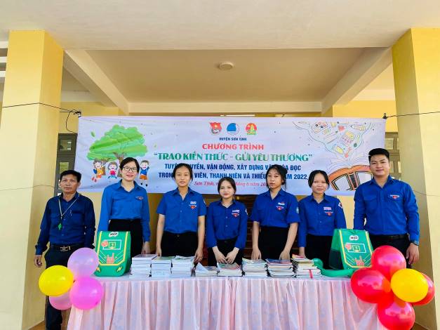 Huyện đoàn Sơn Tịnh tổ chức Chương trình “Trao kiến thức – Gửi yêu thương năm 2022”