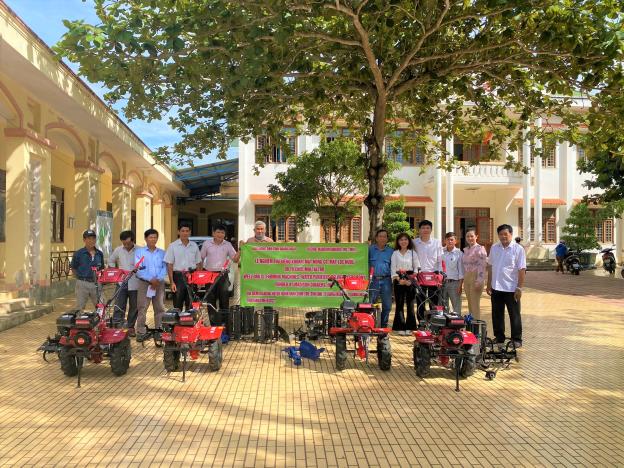 Hội Nông dân tỉnh Quảng Ngãi phối hợp với Tổ chức Madison Quakers, Inc tặng 4 máy làm đất mini cho hội viên nông dân xã Tịnh Minh