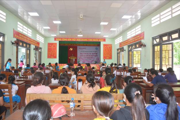 Ấm áp buổi trao học bổng và bò giống cho phụ nữ, trẻ em nghèo ở huyện Sơn Tịnh