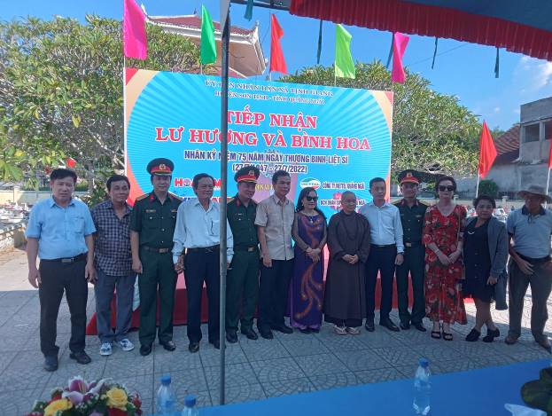 Ban CHQS huyện Sơn Tịnh Huyện phối hợp Trung tâm Viettel Sơn Tịnh chăm sóc các phần mộ tại nghĩa trang liệt sĩ