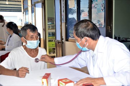 Sơn Tịnh: Khám bệnh, cấp thuốc miễn phí cho 150 người nghèo, cận nghèo, người cao tuổi
