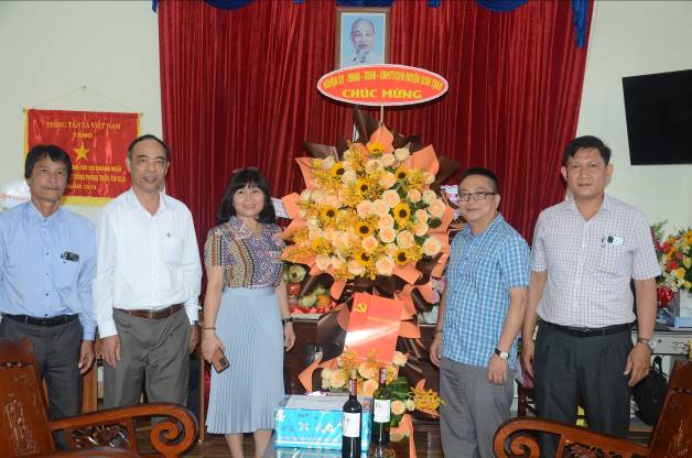 Lãnh đạo huyện Sơn Tịnh thăm, chúc mừng các cơ quan báo chí nhân Ngày Báo chí cách mạng Việt Nam 21/6 năm 2022