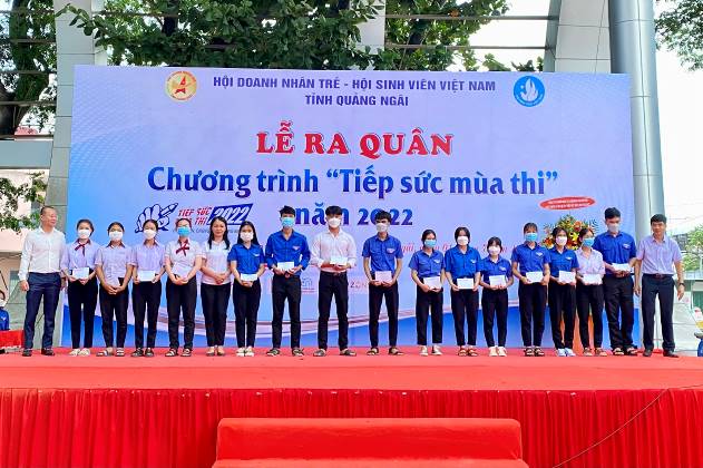 Tỉnh đoàn Quảng Ngãi trao tặng 12 suất học bổng cho học sinh lớp 12 ở huyện Sơn Tịnh