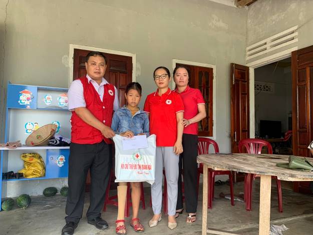 Công đoàn Hội Chữ thập đỏ tỉnh thăm, tặng quà hỗ trợ hoàn cảnh đặc biệt khó khăn ở xã Tịnh Hiệp