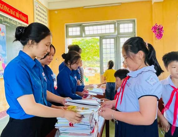 Học sinh Trường Tiểu học và THCS xã Tịnh Sơn đã tích cực hưởng ứng Chương trình “Trao kiến thức - Gửi yêu thương”