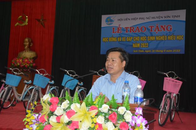 Hội LHPN huyện Sơn Tịnh trao tặng học bổng và xe đạp cho học sinh nghèo hiếu học