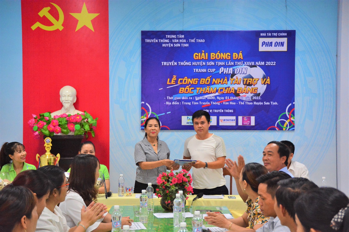 Lễ ký kết, công bố nhà tài trợ và bốc thăm chia bảng giải bóng đá Truyền thống huyện Sơn Tịnh lần thứ XXVII