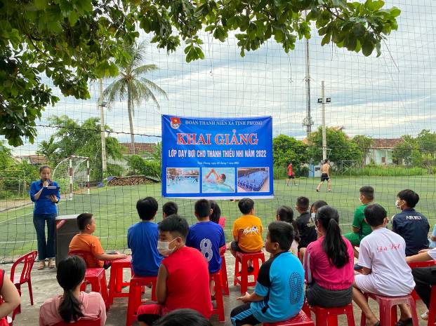 Đoàn xã Tịnh Phong khai giảng Lớp dạy bơi và tập huấn kỹ năng phòng, tránh đuối nước cho thiếu nhi năm 2022