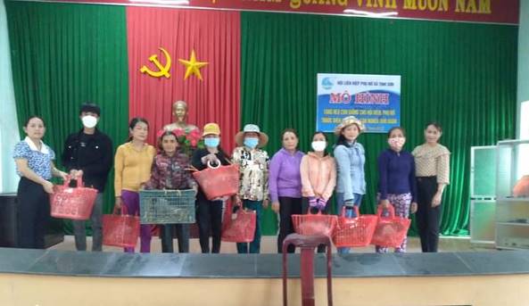 Hội LHPN xã Tịnh Sơn ra mắt mô hình trao tặng heo giống cho hội viên phụ nữ nghèo