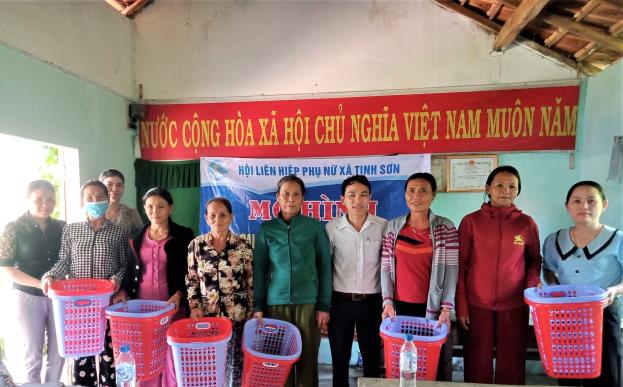 Hội LHPN xã Tịnh Sơn phối hợp với Ủy ban MTTQ Việt Nam xã ra mắt mô hình phân loại và xử lý rác thải tại hộ gia đình