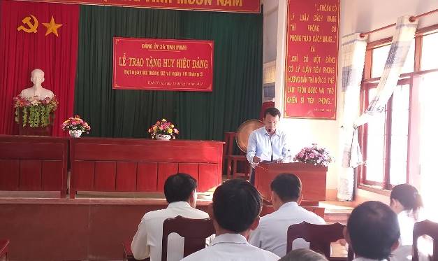 Đảng bộ xã Tịnh Minh trao huy hiệu Đảng cho 13 trường hợp