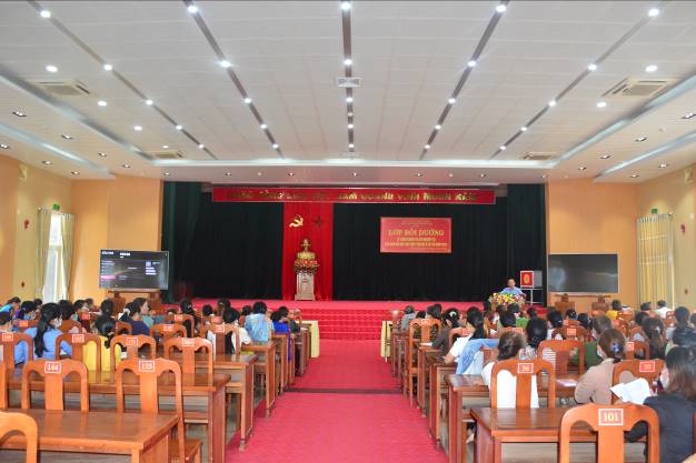 Sơn Tịnh tổ chức lớp bồi dưỡng lý luận chính trị cho cán bộ Hội LHPN ở cơ sở