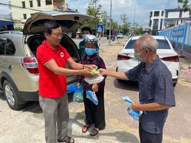 Hội Chữ thập đỏ huyện Sơn Tịnh hỗ trợ 120 suất cơm miễn phí cho bệnh nhân có hoàn cảnh khó khăn