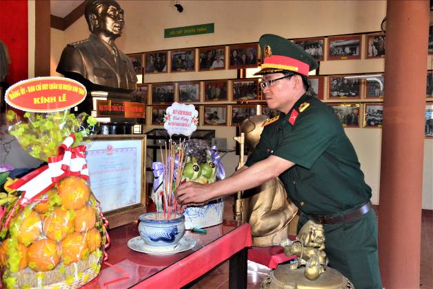 Bộ CHQS tỉnh viếng hương và thăm, tặng quà Mẹ Việt Nam Anh hùng ở huyện Sơn Tịnh